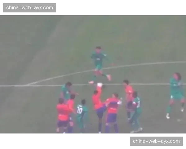 特写:VAR长时间复核点球判罚,双方球员聚集在中圈等待