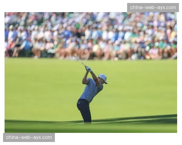 特写：夜幕下，球场维护员独自为奥古斯塔第18洞果岭剪草